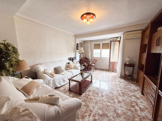 Vivienda en alquiler con balcón exterior en calle Ribelles Comín – Zona En Corts photo 0