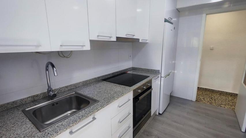 Piso de 4 habitaciones en alquiler en La Fonteta de Sant Lluis photo 0