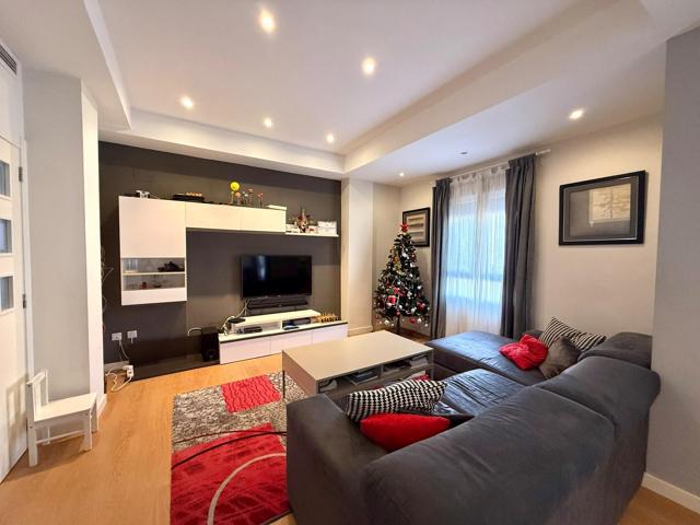 Vivienda reformada de 3 habitaciones en venta en Extramurs photo 0