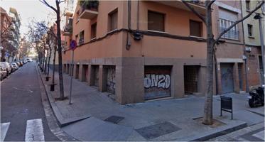 Local esquinero muy luminoso en la calle Degà Bahí photo 0