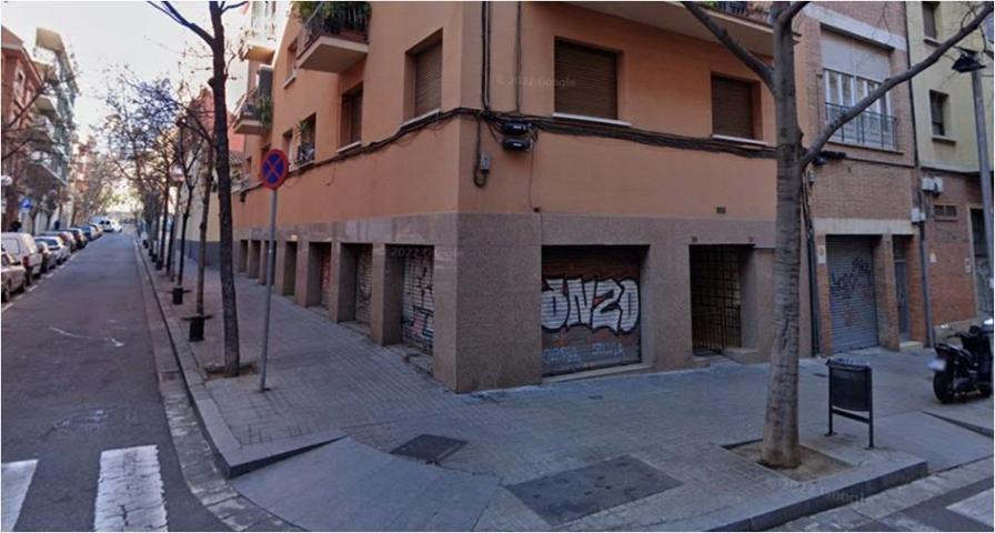 Local esquinero muy luminoso en la calle Degà Bahí photo 0