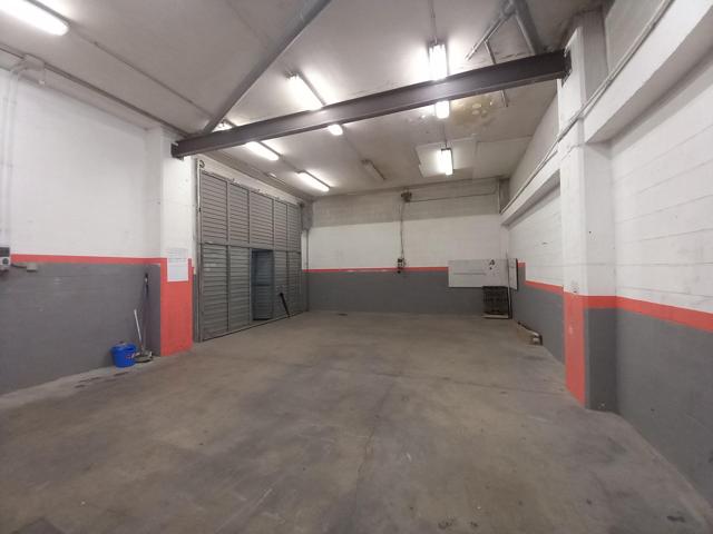 Amplia Nave Industrial en Mataró: Oportunidad Única photo 0