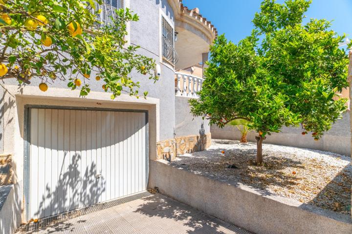 Chalet independiente de tres plantas con sótano habitable, Playa Flamenca photo 0