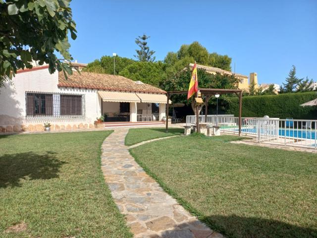 Exclusiva Villa en Punta Prima. Parcela 800 m2 – Orihuela Costa photo 0