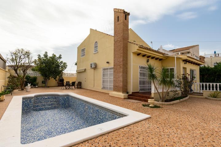 Chalet independiente a la venta en Playa Flamenca photo 0