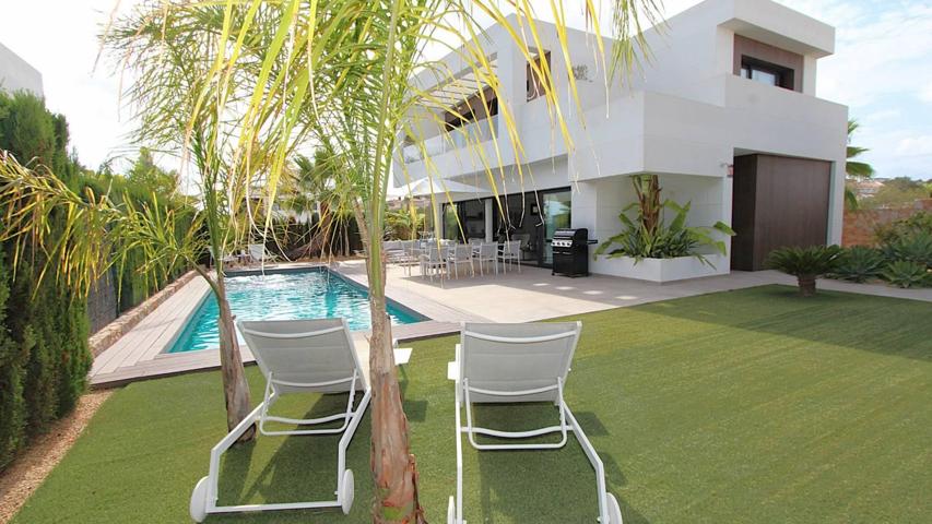 Vida de lujo en la Costa Blanca: en venta villa moderna con 3 dormitorios, amplia piscina y jardín t photo 0