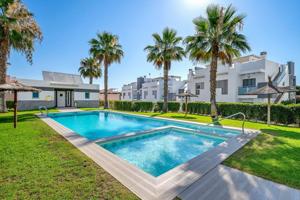 Casa De Campo En venta en Punta Prima, Torrevieja photo 0