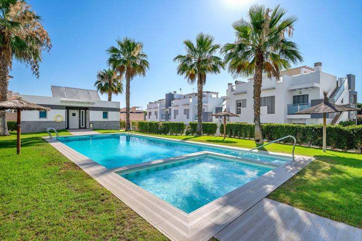 Casa De Campo En venta en Punta Prima, Torrevieja photo 0