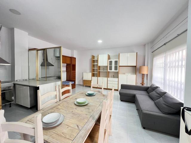 local comercial utilizado como vivienda con escaparate amplio y baño photo 0
