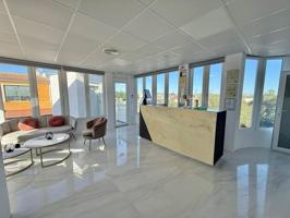 CLINICA recién REFORMADA y 100% EQUIPADA photo 0