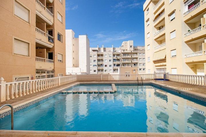 OPORTUNIDAD EN TORREVIEJA! PISO AMUEBLADO CON PISCINA Y TERRAZA CERCA DEL MAR photo 0