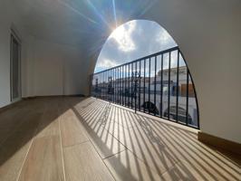 Ático de 2 dormitorios con gran terraza y piscina comunitaria, totalmente reformado con altas calidades photo 0