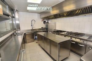 LOCAL COMERCIAL EN VENDA O LLOGUER, EQUIPAT – IDEAL PER RESTAURANT AL CENTRE D’IGUALADA photo 0