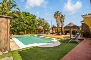 Encantador Chalet con Piscina y Amplios Espacios en Chiclana de la Frontera photo 0