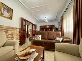 Amplia casa con garaje y azoteas transitables en la zona de Mayorazgo photo 0