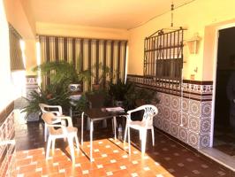 Chalet con 2 viviendas, piscina y amplio garaje cerrado photo 0