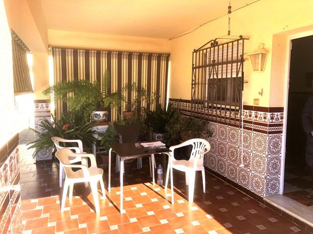 Chalet con 2 viviendas, piscina y amplio garaje cerrado photo 0