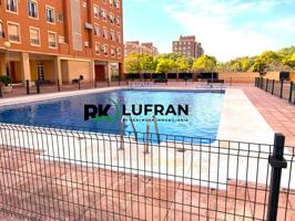 Piso con urbanización y garaje en ciudad jardín photo 0
