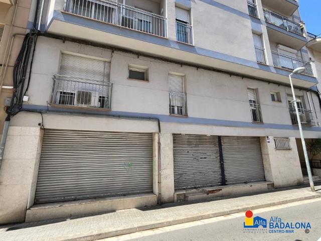 Local comercial de 515 m² construidos en Progrés, Badalona photo 0
