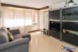 Piso de 4 Habitaciones en San Martí Provençals photo 0