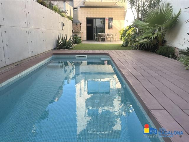 Chalet adosado seminuevo con piscina privada y jardín, en Venta o alquiler photo 0