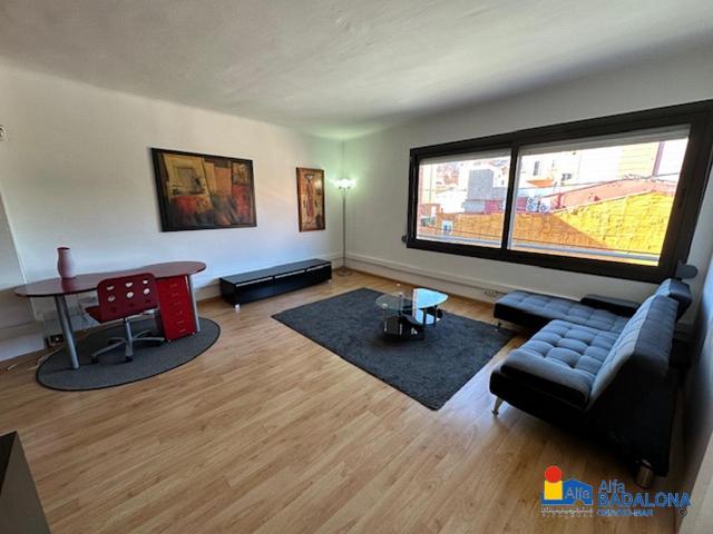 Piso reformado de 1 Habitación, con estilo y amplitud en zona en expansión – ¡Listo para entrar a vivir! Zona El Remei photo 0