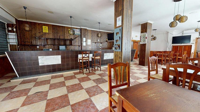 LOCAL COMERCIAL CON MAS DE VEINTIDOS METROS DE FACHADA, EN LA BARRIADA DE FATIMA. IDEAL PARA AQUELLOS QUE QUIERAN EMPRENDER UN NEGOCIO o INVERSORES QUE QUIERAN TRANSFORMAR EL LOCAL EN VIVIENDAS. photo 0