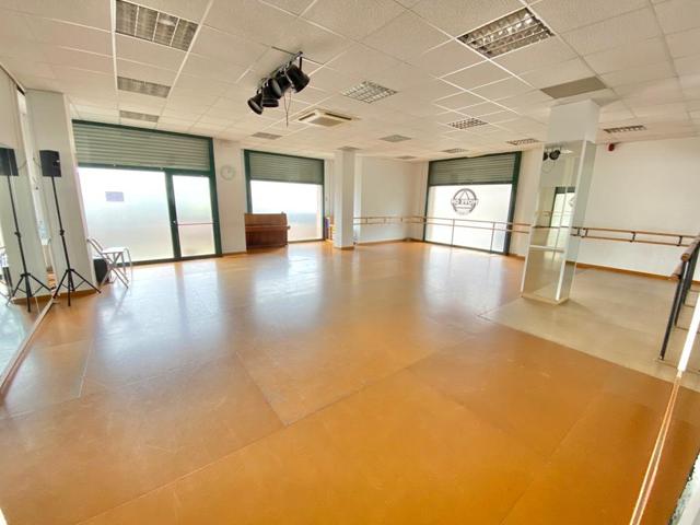 Local de 315m2 con gran patio en zona Clossos photo 0