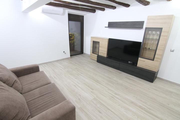 Casa reformada compuesta por dos viviendas separadas en el Casc Antic photo 0