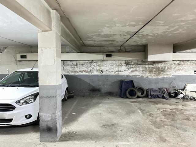 Plaza de parquing de coche mediano photo 0