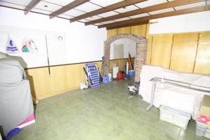 Local comercial de 40 m2 con posibilidad de hacer vivienda en el Sant Bernat photo 0