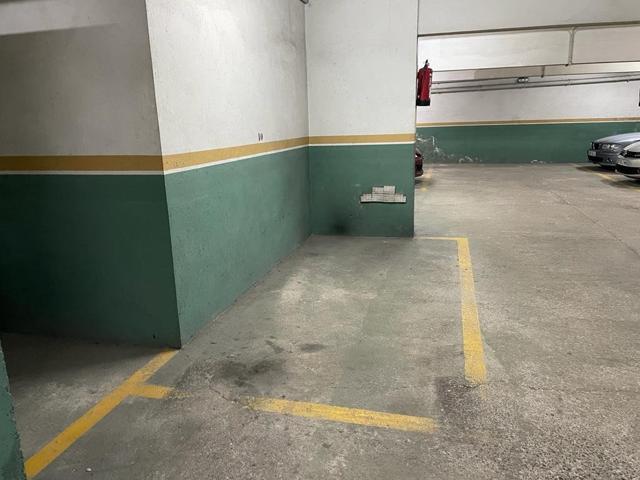 Plaza de aparcamiento en el centro para coche pequeño photo 0