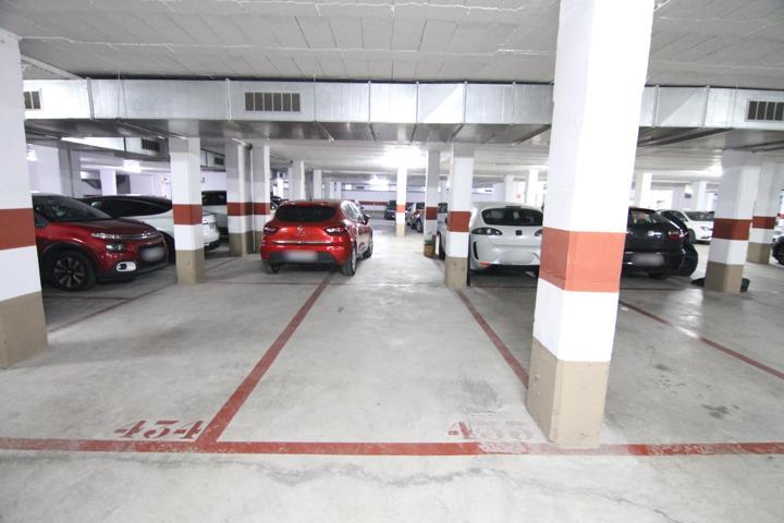Se vende plaza de aparcamiento para coche mediano zona Bon Preu photo 0
