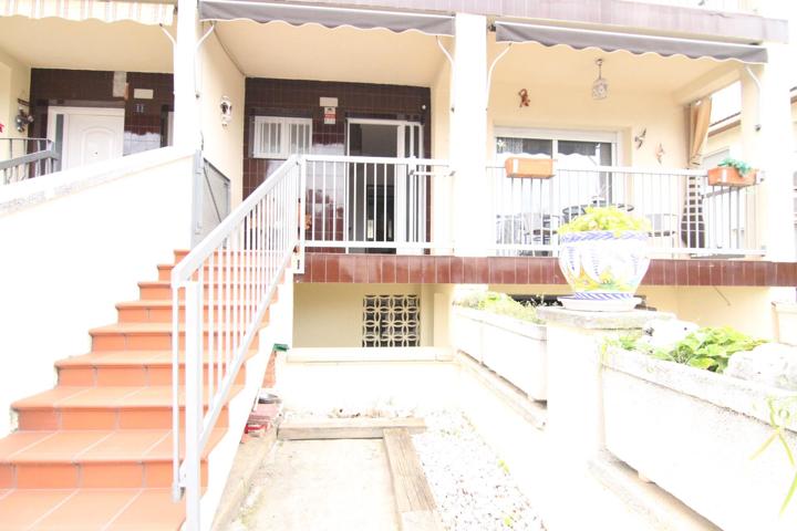 Casa pareada en el barrio de la Florida, Abrera, de 5 habitaciones, garaje y patio photo 0
