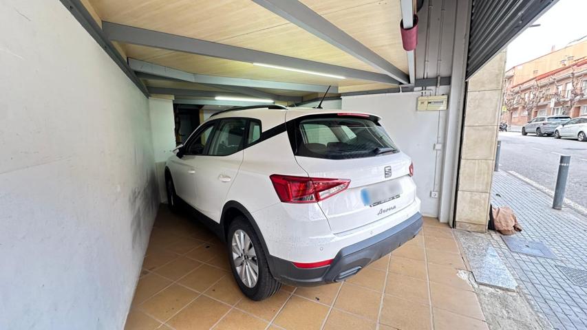 Garaje en venta para coche y moto con altillo en el Poble sec photo 0