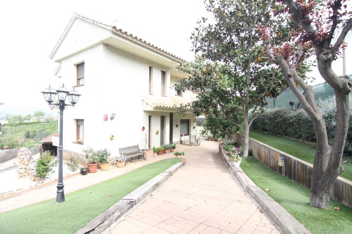 Espectacular chalet 4 habitaciones, estudio, garaje y piscina en las Carpas photo 0