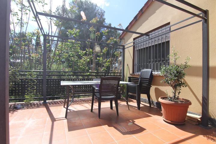 Casa a 4 vientos con patio y terraza, y 3 habitaciones en Can Villalba photo 0