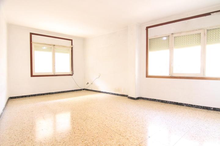 Piso de 4 habitaciones, para reformar, muy luminoso en el Poble Sec photo 0