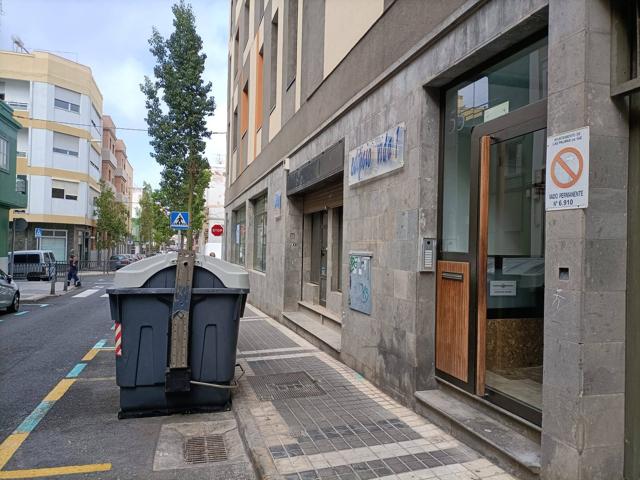 2 Locales en Las Palmas. Zona Arenales. Venta photo 0