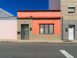 Amplia vivienda y terreno urbano en venta en Santidad photo 0