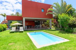 Villa independiente en Salobre Golf con amplio jardín, piscina privada climatizada y garaje. photo 0