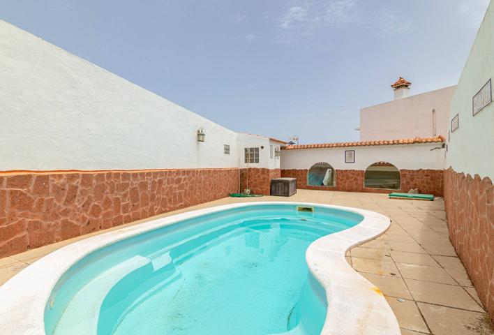 VENDEMOS PRECIOSA CASA CON TERRENOS, TERRAZA Y PISCINA, ARUCAS. photo 0