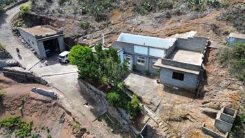 CASA CON ALMACEN, CUEVAS Y TERRENOS. photo 0