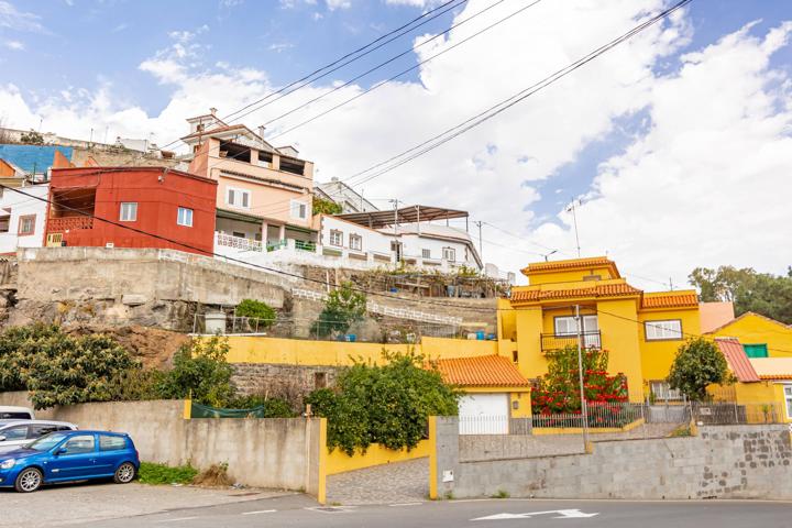 EN VENTA CASA CON TERRAZA Y TERRENOS photo 0