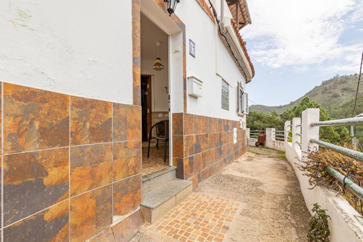 EN VENTA CASA CON TERRAZA Y TERRENOS photo 0