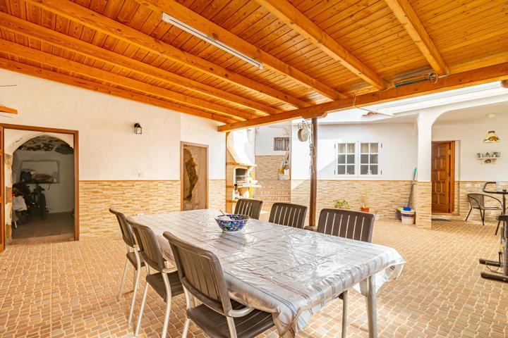 EN VENTA CASA CON TERRAZA Y TERRENOS photo 0