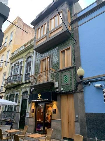 EDIFICIO EN VENTA EN TRIANA CON VV Y LOCAL COMERCIAL RENTANDO. photo 0