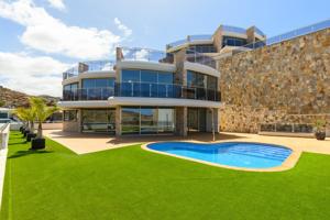 En venta Villa de lujo en Tauro photo 0