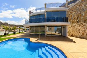 En venta Villa de lujo en Tauro photo 0