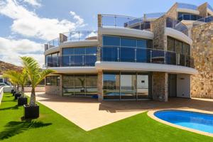 En venta Villa de lujo en Tauro photo 0